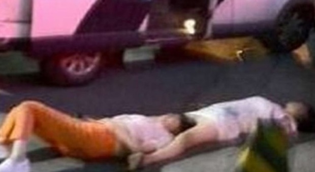 Due donne litigano in strada per otto ore, poi crollano a terra sfinite