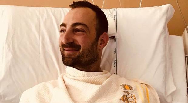 Francesco, il fattorino di Just Eat che ha perso una gamba nell'incidente: «È colpa delle buche»
