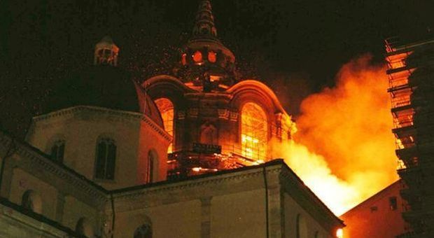 La Cappella della Sindone in fiamme