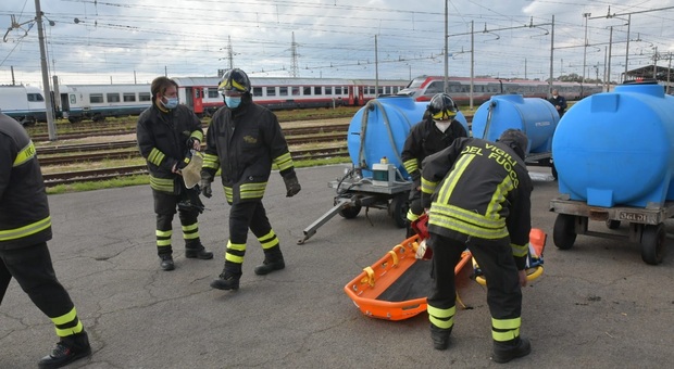 Lecce, uomo trovato morto sul tetto di un treno: semicarbonizzato ma aveva ancora la mascherina. E' giallo