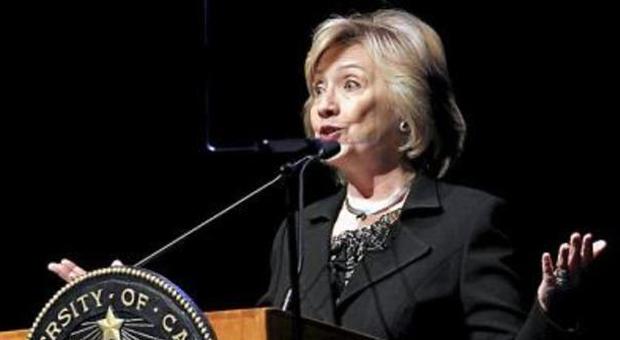 Hillary superstar: chiede 300 mila dollari per un discorso, jet privato e suite presidenziale