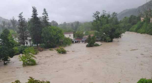 Alluvione Emilia Romagna, i paesi senza cibo. Dai borghi rimasti isolati gli appelli della disperazione: «Stiamo finendo le scorte»