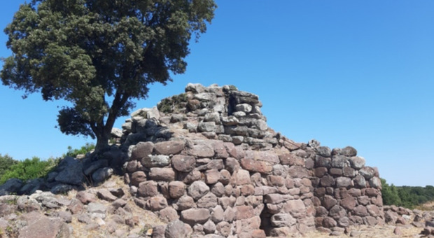 Un nuraghe costruito interamente con tecniche preistoriche: il progetto degli studiosi in Sardegna
