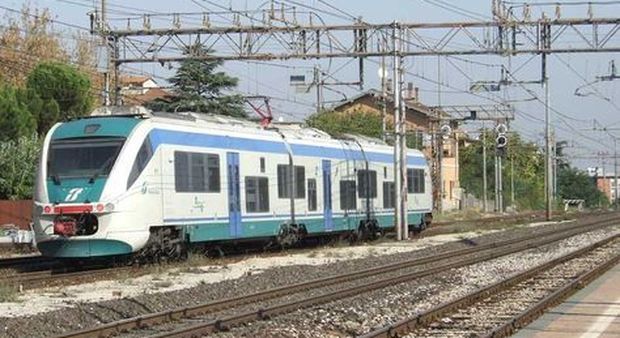 Roma-Napoli, si sdraia sui binari e viene travolto dal treno: morto 50enne
