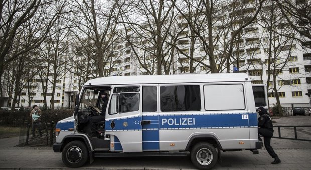 Germania, arrestati due siriani: uno è accusato di aver ucciso 36 civili