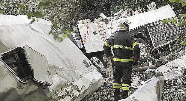 Autobus perde due ruote sull'A16: paura e tragedia sfiorata in Irpinia