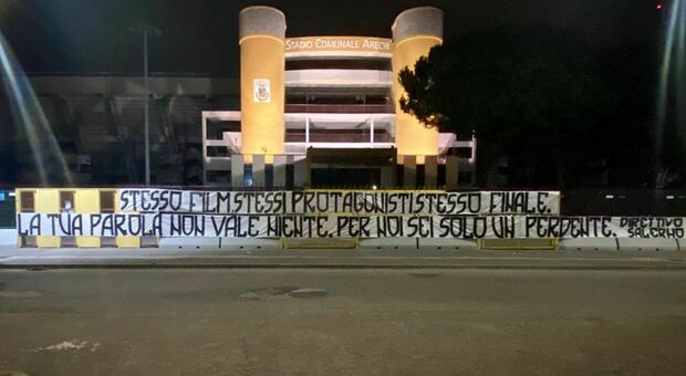Salernitana, striscione dei tifosi contro Lotito: «La parola non vale»
