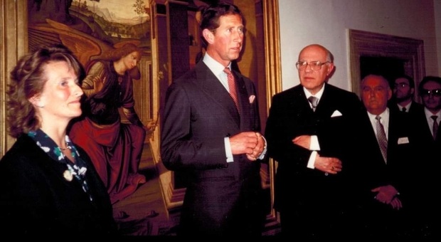 L'allora principe Carlo nella Casa natale di Raffaello durante la visita a Urbino nel 1990 con Rowen Coles