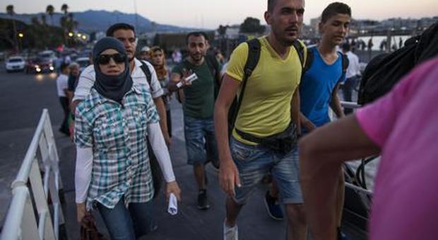 Tenta di issare uno striscione contro i rifugiati, 17enne denunciato