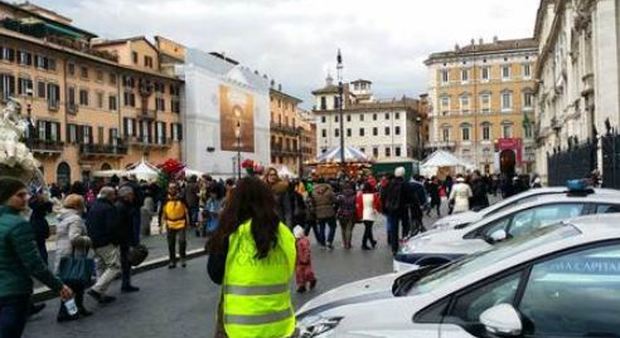 Roma, filma con il cellulare due vigili a piazza Navona e li insulta: arrestato 55enne romano