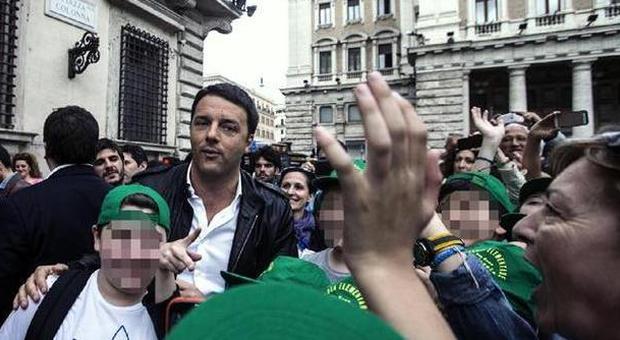 Renzi trova 20 euro a terra "Visto che le risorse ci sono"