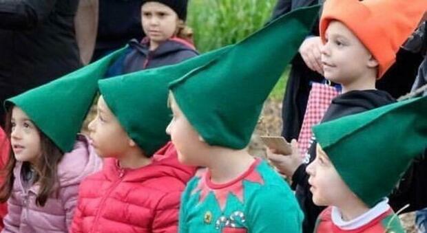 Bambini vestiti da elfi