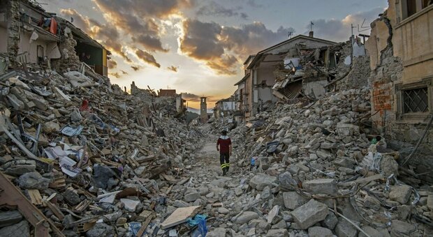 Amatrice, sette anni dopo il terremoto Meloni alle famiglie sfollate: «Acceleriamo la rinascita»