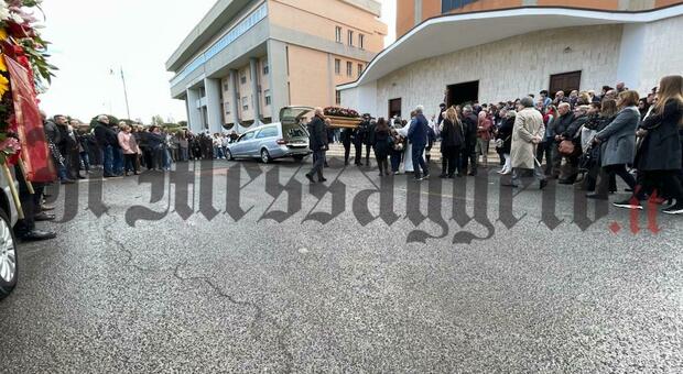 «Addio Terenzo», una folla commossa al Sacro Cuore per l'ultimo saluto a Ritarossi
