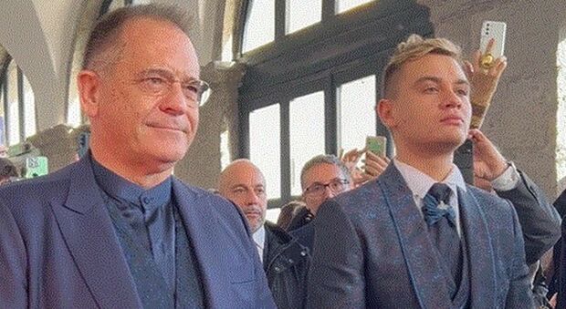 Alessandro Cecchi Paone sposa Simone Antolini, il matrimonio a Napoli: l'ex moglie testimone, le drag queen, gli invitati: tutte le foto