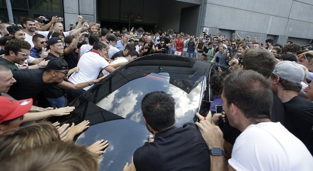 L'auto di Bonucci arriva a Casa Milan nel delirio dei tifosi