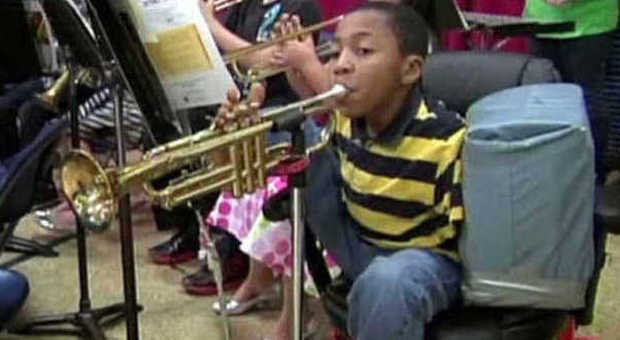 La forza di Jahmir, 10 anni, nato senza braccia: ha imparato a suonare la tromba Il video