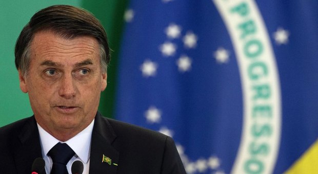«Bolsonaro ha sintomi del coronavirus», oggi i test decisivi. Ma è giallo in Brasile