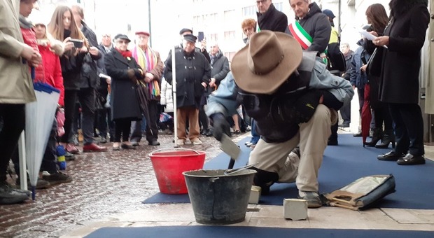 L artista tedesco Gunter Demnig posa una pietra d'inciampo in piazza XX Settembre a Pordenone
