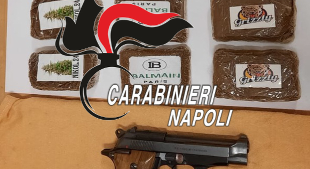 Napoli, Ponticelli: rinvenute dai carabinieri droga e una pistola rubata in un vano ascensore
