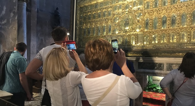 Turisti che fotografano all'interno della Basilica di san Marco
