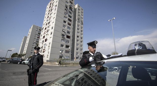 Roma, arrivano i carabinieri e butta dalla finestra 279 dosi di cocaina: arrestato