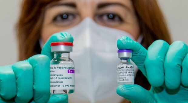 AstraZeneca, Aifa: «Ok al mix di vaccini per under 60 con Pfizer o Moderna»