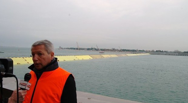 Mauro Fabris (Consorzio Venezia Nuova) davanti alle paratoie alzate