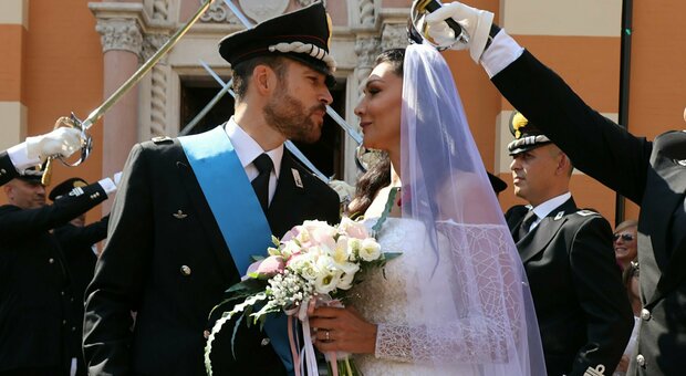 Luisa Corna, matrimonio con il carabiniere Stefano Giovino (più giovane di 15 anni): celebrate le nozze rimandate dalla pandemia