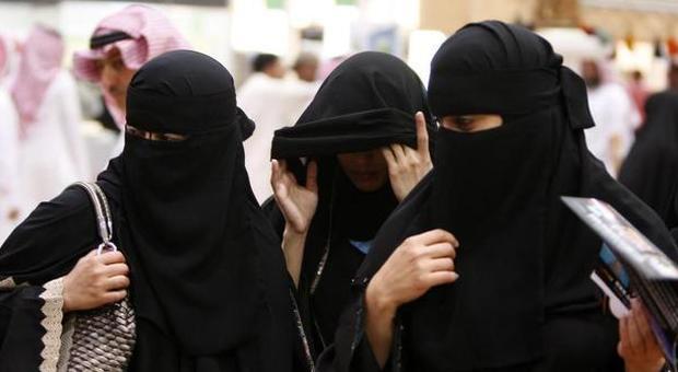 "Donne col velo integrale, uomini truccati": le regole dell'Isis. Chi non le rispetta, muore