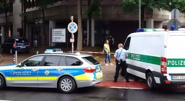 Falso allarme a Colonia, uffici del lavoro isolati voci di una donna armata, interviene la polizia