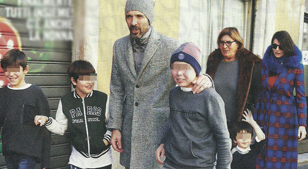 Gigi Buffon e Ilaria D'amico, compleanno con la famiglia allargata