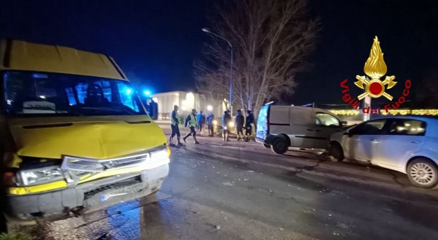 Perugia, tamponamento a catena: coinvolto scuolabus, ci sono feriti. Traffico bloccato