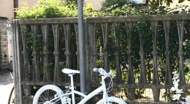 Il luogo dell'incidente con fiori e bici bianca in ricordo del bimbo di 11 anni