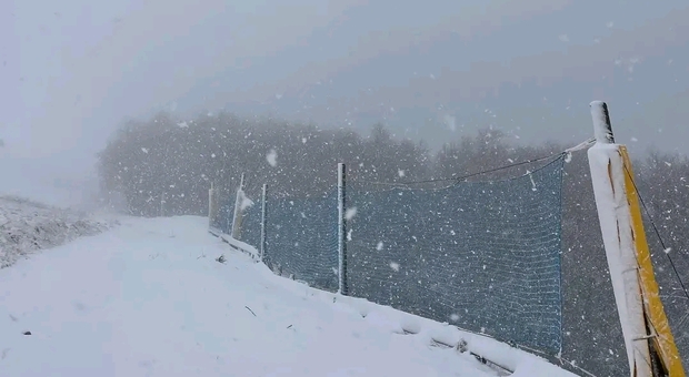 Bolognola, prima vera" nevicata sui Sibillini: conto alla rovescia per l'apertura degli impianti