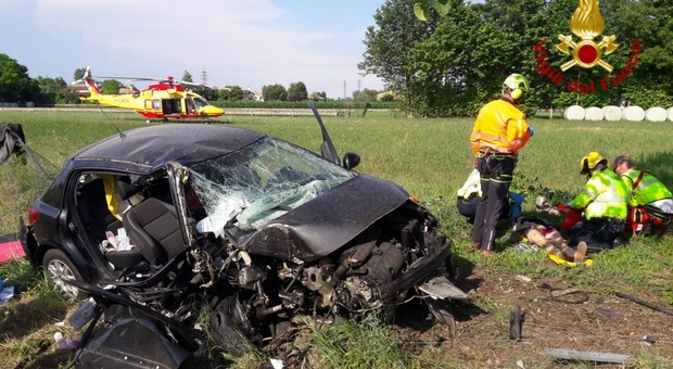 Perde il controllo dell'auto a Treviso Nord e vola fuori dalla A27, due donne ferite