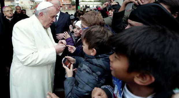 Roma, papa Francesco: «Pianto di bimbo in chiesa è miglior predica»