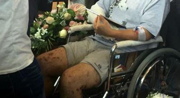 Il padre di Marisol sulla sedia a rotelle accarezza la cornice con la foto della sua bimba