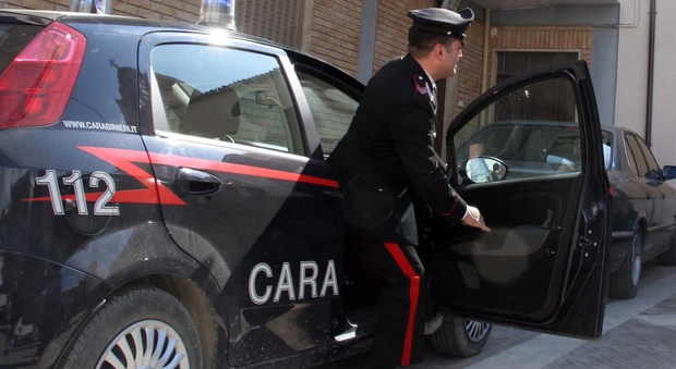 Roma, corpo carbonizzato trovato in un'auto: i carabinieri indagano per omicidio