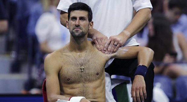US Open, Djokovic avanza ma ha problemi alla spalla. Serena Williams ok