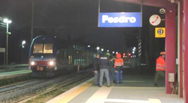 Pesaro, se la caverà il 20enne travolto dal treno: in un biglietto i motivi del gesto