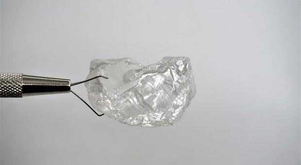 Diamante bianco da 131 carati scoperto in Angola