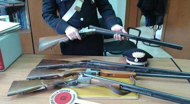 Deteneva illegalmente sette fucili da caccia: scatta la denuncia