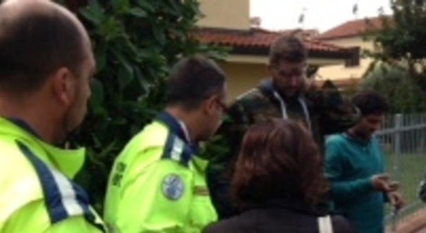 Rovigo, palazzo in fiamme per le candele alla citronella: 15 famiglie evacuate e una donna ustionata
