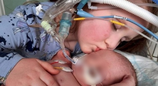 Va in ospedale per partorire ma la rimandano a casa, poi il cesareo: il neonato muore due giorni dopo il parto
