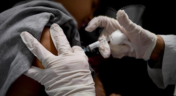 Udine, fingeva di vaccinare bimbi e gettava le fiale, 7.000 da rivaccinare.