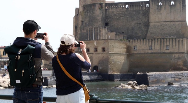 Napoli, Castel dell’Ovo a pezzi tra infiltrazioni e crolli: «Il restauro è urgente»