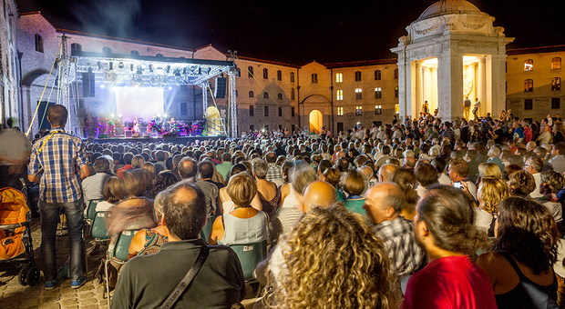 La Mole di Ancona gremita di pubblico durante un concerto