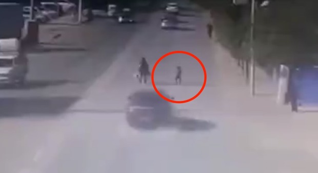 L'auto impazzita travolge un bambino: i passanti si fermano, il pirata scappa Video choc