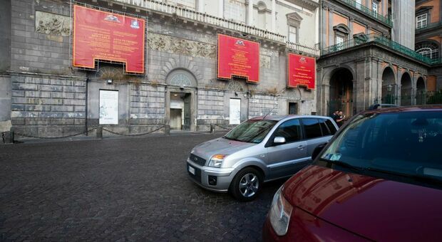 Teatro San Carlo di Napoli, la piazzetta in concessione al bar: gazebo e tavolini invece di auto
